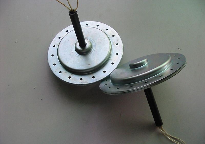 磁盤式三相發(fā)電機(jī)星連接有四個(gè)終端，如何連接整流器橋？