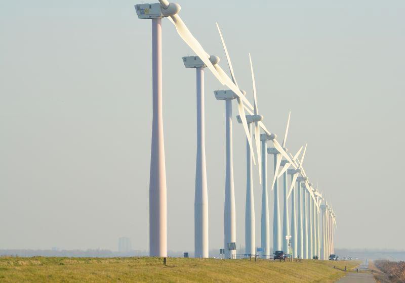 為什么風(fēng)力發(fā)電機(jī)都隔得很遠(yuǎn)？